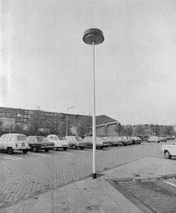 857380 Afbeelding van de straatverlichting bij de parkeerplaats aan de Tiberdreef te Utrecht.